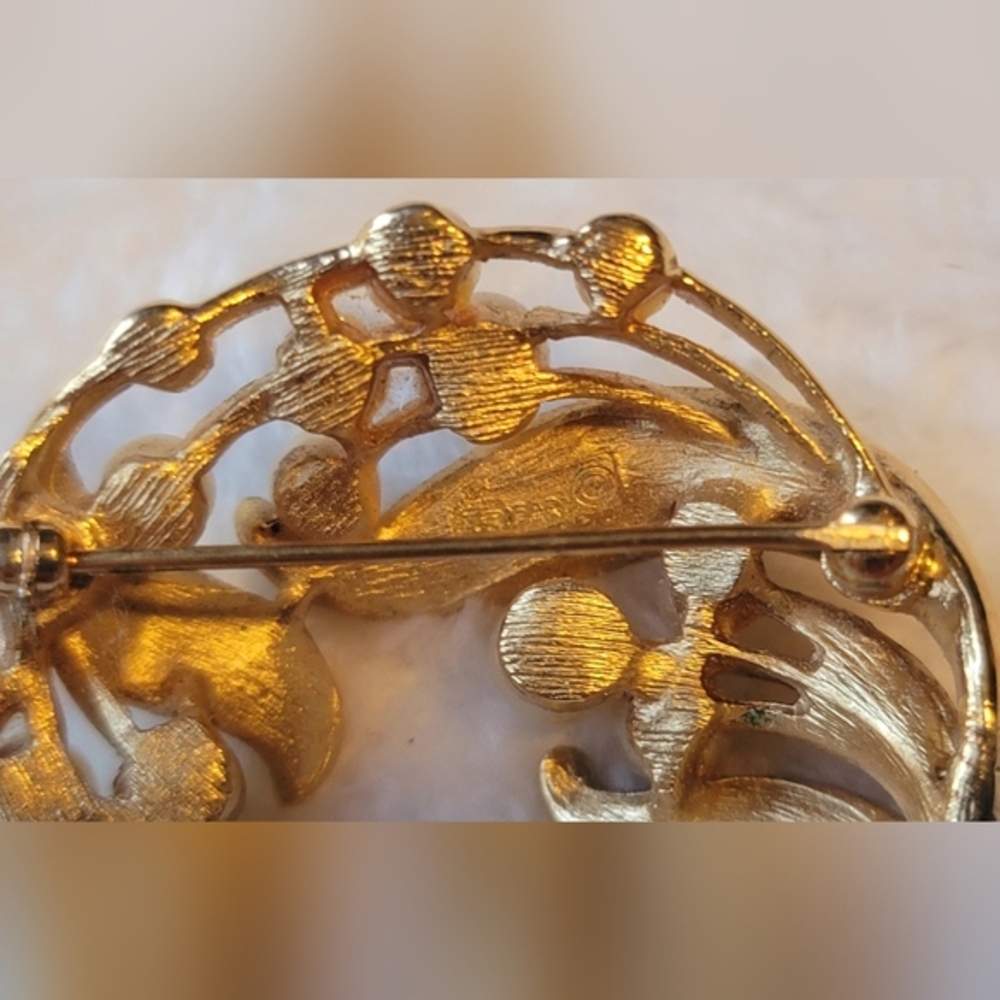 Vintage TRIFARI Gold Tone Faux Pearl Floral Leaf‎ Brooch/Pin - Picture 10 of 12